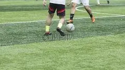 “巴塞罗那逆袭皇马2-1，阿劳霍乌龙失误凯西补时制胜！”